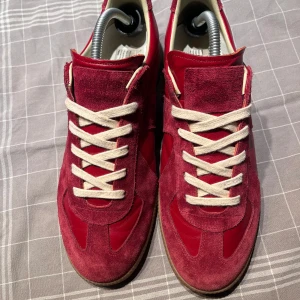 Maison Margiela GATS - Säljer dessa Maison Margiela Gatsen i sällsynt color way och väldigt bra skick! Skostorleken är EU42 som passar från 41,5-43 med sina fanstastiska resårband under skotungan😇.  Tyvärr inget kvitto och därav priset.😊 OG Dustbags ingår! Tvevka inte att höra av dig vid minsta fundering mvh