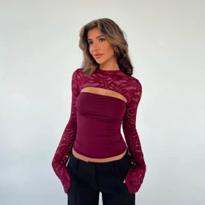 Vinröd spetsblus med lång ärm - Säljer denna trendiga och supersnygga långärmade spetstopp som är slutsåld i denna storlek på hemsidan. Fick hem tröjan idag så den har aldrig använts, alla lappar sitter på och kan skickas i oroginalförpackning. Köpt för 700, säljer för 650 då den är slutsåld❤️Är även öppen för byte med liknande tröja i större storlek!