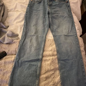 Low waist jeans - Säljer ett par low waist blåa jeans från lager 157, model ”icon”  normal passform,nypris 400k.  använda fåtal gånger. Skulle nog säga att dom  är  lite ”loose” i passformen:))