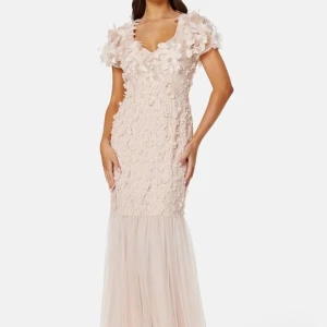 Balklänning från Ida Sjöstedt - Elegant rosa balklänning från Ida Sjöstedt med vackra blommiga detaljer och spets. Klänningen har korta ärmar och en v-ringad design, perfekt för speciella tillfällen. Helt ny med lappar kvar, nypris 7.999kr