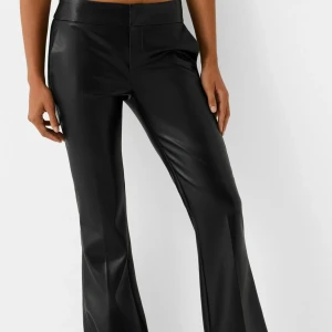 Svarta skinnbyxor - Snygga svarta skinnbyxor med låg midja och bootcut. Perfekta nu till vintern men även snyggt till våren och sommaren. Använda mindre en 5 gånger, Dm för fler bilder!