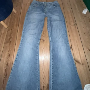 Blå bootcut jeans lågmidjade  - Ett par lågmidjade ljus blå jeans i storlek S skit snygg men var på gränsen till försmå för mig så därför säljer jag. Dem är bootcut och inte alls skadade 💗💗 priset kan diskuteras såklart!! 