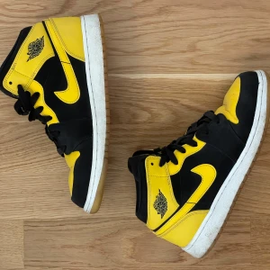 Jordan 1 Mid Retro New Love  - Size: 36,5 Art.Nr: 554725-035