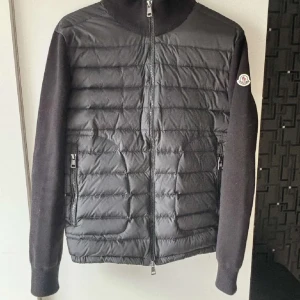 Moncler Cardigan - Snygg svart  cardigan från Moncler fungerande tag! Säljs pga att jag växt ur den skick 9/10