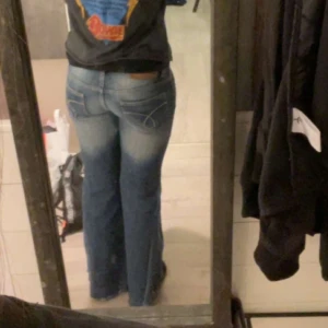 Blå bootcut jeans från Calvin Klein - Snygga blå bootcut jeans från Calvin Klein som är köpta för ungefär tvp månader sedan,  Dom är sparsamt använda. 