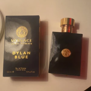 Versace Dylan blue  - Versace Dylan blue med över 85ml kvar. Boxen medföljer och priset är 400kr. Skriv till mig vid minsta lilla fråga. Priset ej hugget i sten.