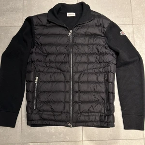 Moncler Cardigan - Tja! Säljer denna Moncler cardigan! Den är använd men i nästan helt nytt skick. Enda är att taggen inne i jackan sitter löst, därav priset. Nypris runt 6000kr, Storlek S och i svart färg. Hör av vid frågor!