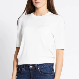 trekvartsärmad tröja - Säljer en oanvänd stilren vit tröja med korta ärmar. Perfekt för en avslappnad look. Tröjan har en rund hals och är gjord i ett mjukt material. storlek s men passar xs också