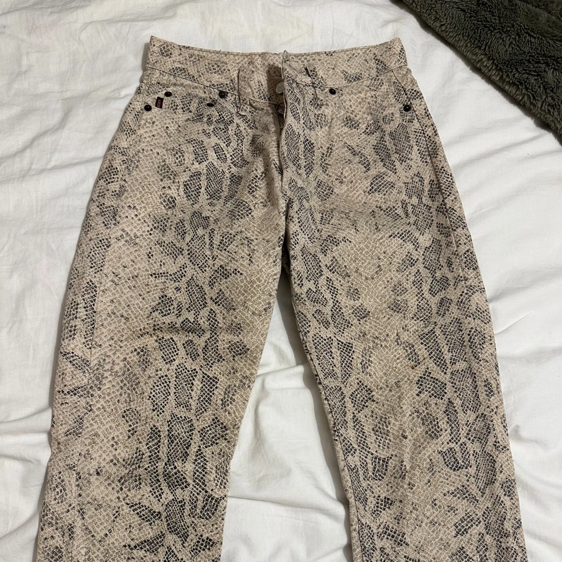 Ormmönstrade byxor från Rocky - 90