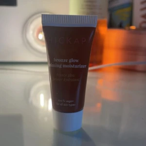 Bronze Glow  Moisturizer - En återfuktande kräm med en bronzig lyster från Chickap. Perfekt för alla hudtyper och ger en strålande glöd. 100% vegansk.