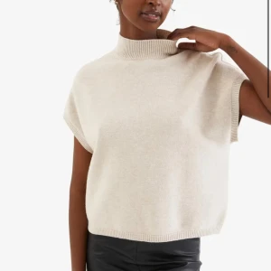Beige polotröja - Polotröja från Kappahl i stickat material i storlek xs. Köpte och använde en gång kommer tyvärr inte till användning. Helt slut i storlek xs på hemsidan. Skulle säga att den är rymlig i storlek. 🫶