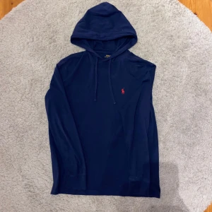 Mörkblå hoodie från Polo Ralph Lauren - En Ralph lauren hoodie som va köpt i Usa. Den är 100 äkta köpte i affär. Har inte kvitto. Använder den inte mer. Pris kan diskuteras☺️