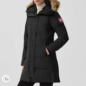 Canada Goose Shelburne Parka - Köpt för 1 månad sen i fel storlek missade returdatumet. Helt oanvänd, prislapp sitter kvar. Kvitto och låda finns. Köpt för 20.950 kr