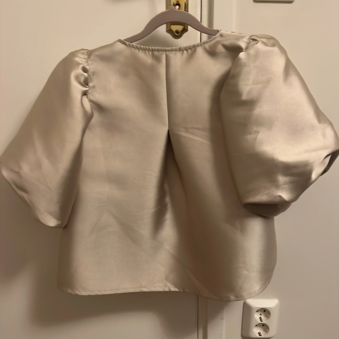 Champagnefärgad blus från Gina Tricot - 90