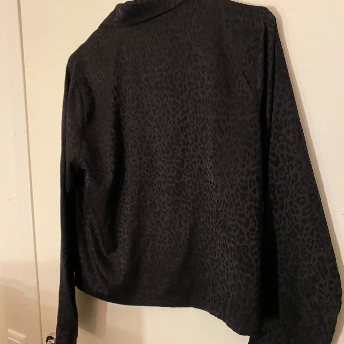 Svart leopardmönstrad skjorta från Bik Bok - 91
