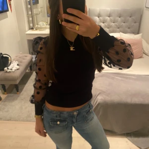 Svart tröja med prickiga ärmar - Jag säljer den här sköna tröjan för att jag inte får användning av den. Pris kan diskuteras💖