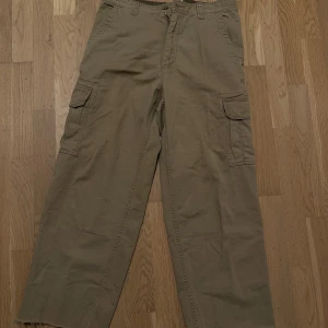 Beige cargobyxor från Old Navy - Säljer ett par beige cargobyxor från Old Navy i 100% bomull. Byxorna har flera praktiska fickor och en avslappnad passform. Perfekta för en casual look. 