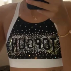 Svart och vit sporttopp med strass - Till alla cheer älskare! Topgun träningstopp köpt i usa på topgun aldrig använt den ❤️‍🔥
