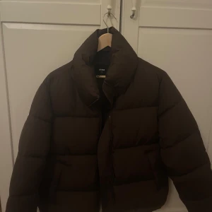 Brun pufferjacka - Säljer en brun pufferjacka med dragkedja. Super mysig och varm pris kan diskuteras 