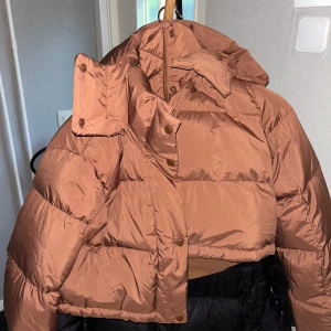 Lululemon Wunder Puffer  - Lululemon Wunder Puff 600-Down-Fill Cropped Jacket, brun storlek 4 (34-36). Helt ny, inköpt NY, USA December 2023. Köpt för $270 