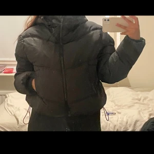Puffer Jacket - Säljer denna fina jackan, använd fåtal gånger inga skador eller defekter💕