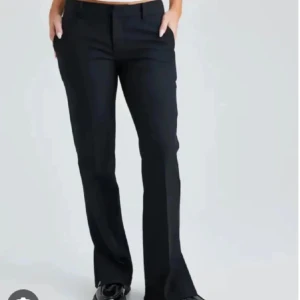 Svarta kostymbyxor - Säljer mina Vera kostymbyxor från bikbok med slits. De är använda fåtal gånger så ser nästan helt nya ut nypris 499