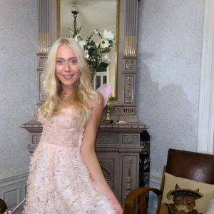 Giambattista valli klänning rosa  - Klänningen är från Giambattista valli x h&m as limited edition kollektion. Charmig rosa klänning med blommigt mönster, har en inbyggd korsett upptill och hjärtformad urringning. Klänningen är axelbandslös och har en volangdetalj som ger en romantisk känsla. Perfekt för speciella tillfällen. Ursprungsorts låg på 5000 