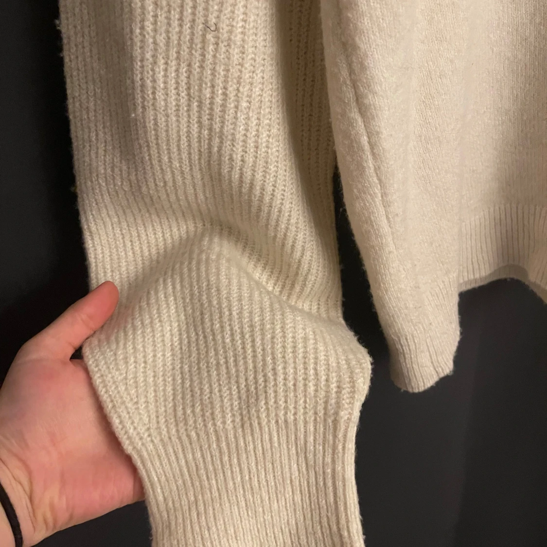 Vit stickad hoodie från Aware - 90