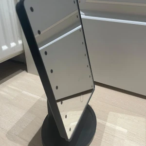 sminkspegel - Säljer denna praktiska smink spegel då av att den inte kommer till användning längre. den har lampor inuti, men inga batterier inne nu. Pris kan diskuteras 