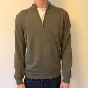 Stenströms merino half zip - Hej! Säljer denna snygga half zip tröjan från stenströms i mycket bra skick, storlek L passar även M, nypris ligger på 1999 kr. Hör gärna av er vid frågor!