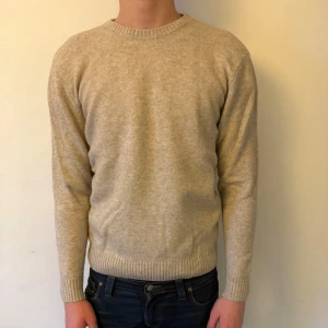 John Henric tröja - Hej! Säljer nu denna John Henric tröjan som innehåller 10 procent kashmir och 90 procent. Wool. Nypris på denna ligger på 999 kr och den är i storlek L men passar M. Hör av er vid frågor!