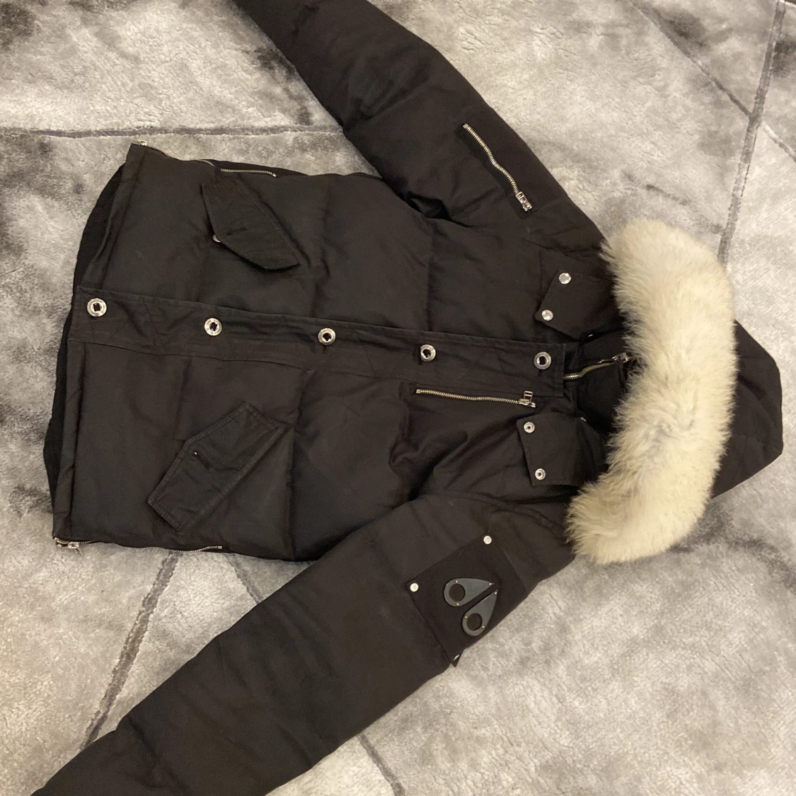 Svart dunjacka med pälsdetalj - 90