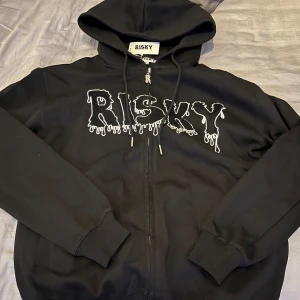Risky universe tröja  - Risky universe hoddie aldrig använd pga inte passar mig. Storlek XS (stor i storleken). Nypris 600