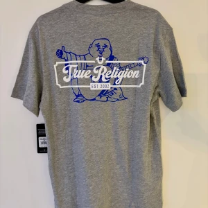 Grå t-shirt från True Religion🩶 - Snygg grå t-shirt från True Religion. Helt ny med tag!
