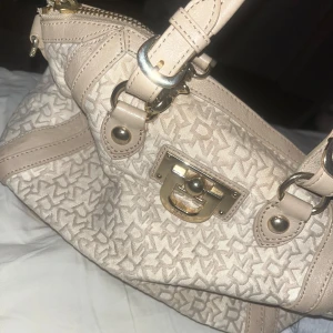 DKNY handväska - Säljer min DKNY väska då jag inte använder den längre.