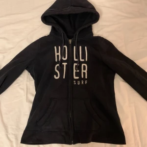 Navy/Svart huvtröja från Hollister - Säljer en navy hoodie från Hollister med dragkedja, är tyvärr för liten. Skriv om du har frågor eller vill diskutera pris. 