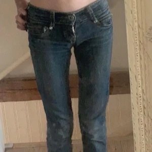Lågmidjade jeans💗 - Säljer dessa jätte snygga jeansen eftersom dom är för små. Har köpt dom på plick och den förra ägaren har klippt upp lite vid benen så dom är lite mer bootcut💗storlek står inte men skulle säga att det är 24 xxs. Midjemåttet är 36 och innerbens 78💕