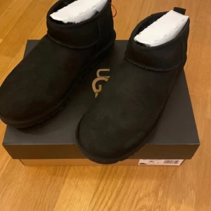 Svarta UGG Classic Ultra Mini - Säljer ett par svarta UGG Classic Ultra Mini boots. De är aldrig använda och säljs för att fick helt fel storlek. Pris kan diskuteras:)