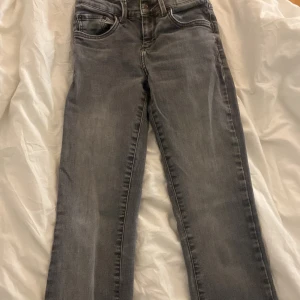 Grå jeans från LTB - Säljer dessa snygga gråa jeansen från Ltb. Modell: Fallon. Skicka om ni vill ha fler bilder eller frågor💕