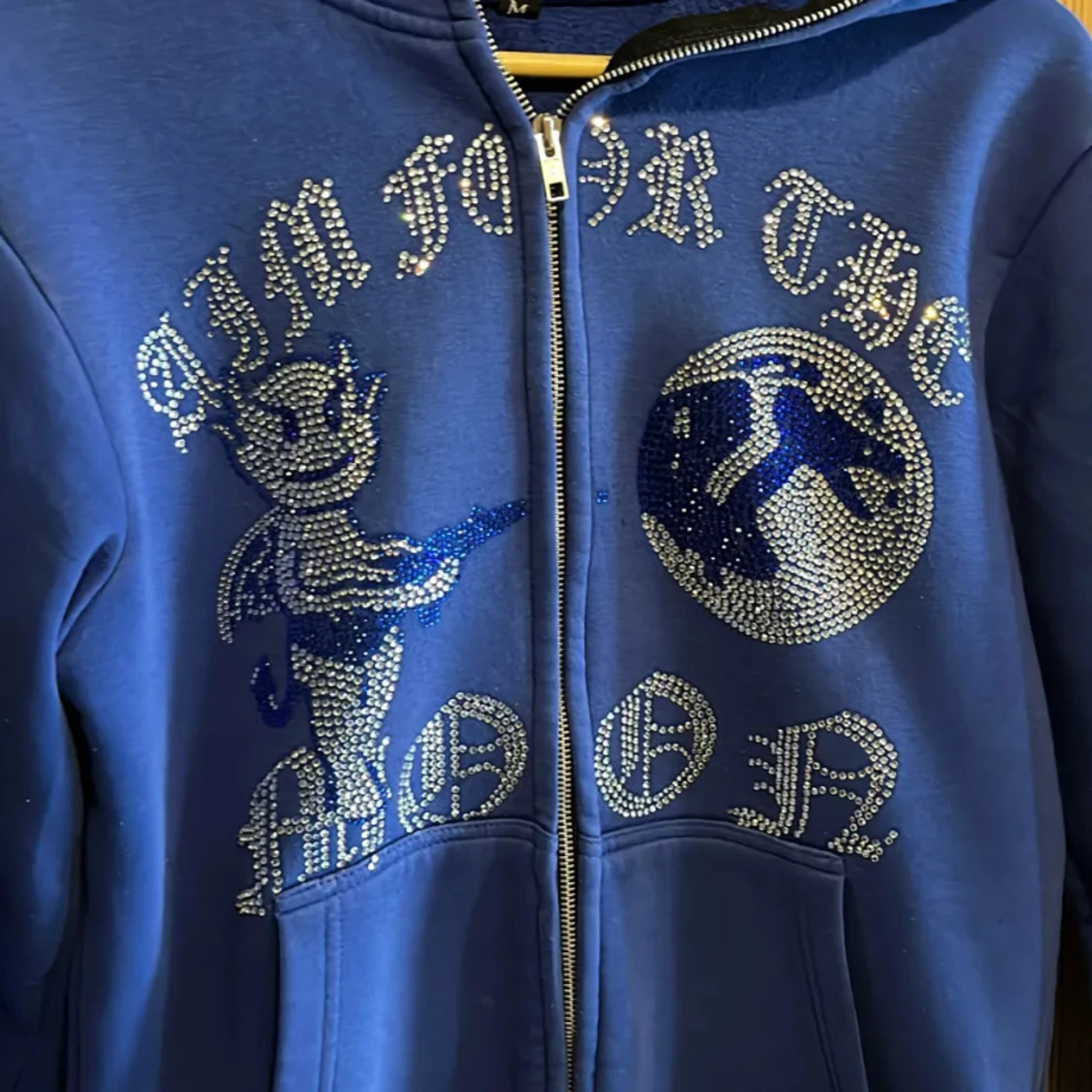 Blå hoodie med strassdetaljer - 90