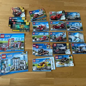 Stor samling LEGO City och Creator set - Säljer en stor samling LEGO City och Creator set. Inkluderar flera olika byggsatser med fordon, byggnader och figurer. Perfekt för LEGO-entusiaster som gillar att bygga och skapa egna världar. Seten kommer med instruktioner för enkel montering.                  6,8 kilo Lego 