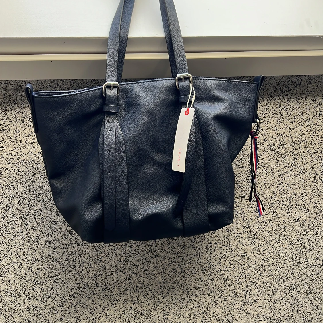 Marinblå axelväska med rutig insida - 91