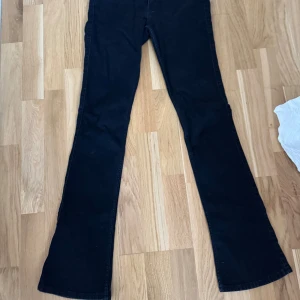 Svarta bootcut jeans från Lee - Snygga svarta bootcut jeans från Lee med klassisk femficksdesign och dragkedja. Perfekta för en stilren look.