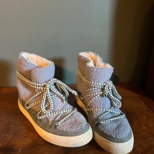 Inuikki skor - Blåa teddy skor från inuikki. Superskönt och så snygga. Använt ca 3 gånger. Storlek 40-41 skulle jag säga