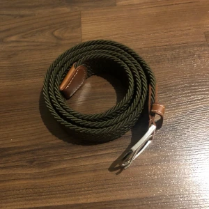 Flätat ”grisch” bälte - Tjena! Jag säljer detta flätade bälte som är i färgen army green, jätte snygg färg och passar perfekt till en grön Overshirt eller fieldjacka. Det är 115 cm långt. Bältet är helt nytt utan några skador eller liknande. Pris kan självklart förhandlas.