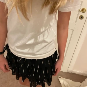 Volangkjol med blixtar - Så fin kjol från Sofie Schnoor som tyvärr inte kommer till användning, endast använt fåtal gånger!! Storlek 176 men passar xs-s💕💗 Nypris 600 kr