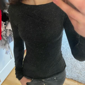 Glittrig Intimissimi tröja - Säljer denna glittriga långärmade tröjan som passar till festtillfällen. Säljer pågrund av att jag har en liknande. Nypris 549:-