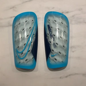Nike benskydd - Tja, säljer dessa benskydd från Nike, då jag inte har använt de. Benskydden är i nyskick. Förpackning samt strumpa till benskydden kommer. Priset är inte spikat i sten! Hör av vid minsta lilla fundering!