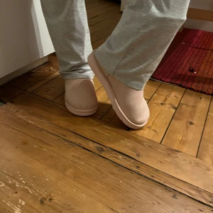 Rosa boots från Australia Luxe Collective - Säljer ett par mysiga rosa boots från Australia Luxe Collective. De är tillverkade i mocka och har en klassisk design med rund tå och mjuk insida. Perfekta för att hålla fötterna varma under kyliga dagar.