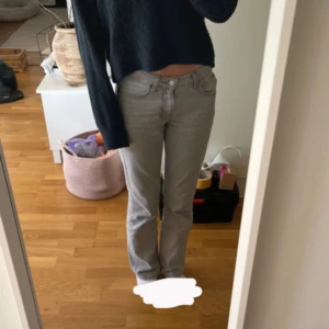 Grå jeans - Snygga grå jeansbyxor med en klassisk design. De har en normal passform och är perfekta för en avslappnad stil. Byxorna har en midwaist och raka ben, vilket ger en tidlös look.